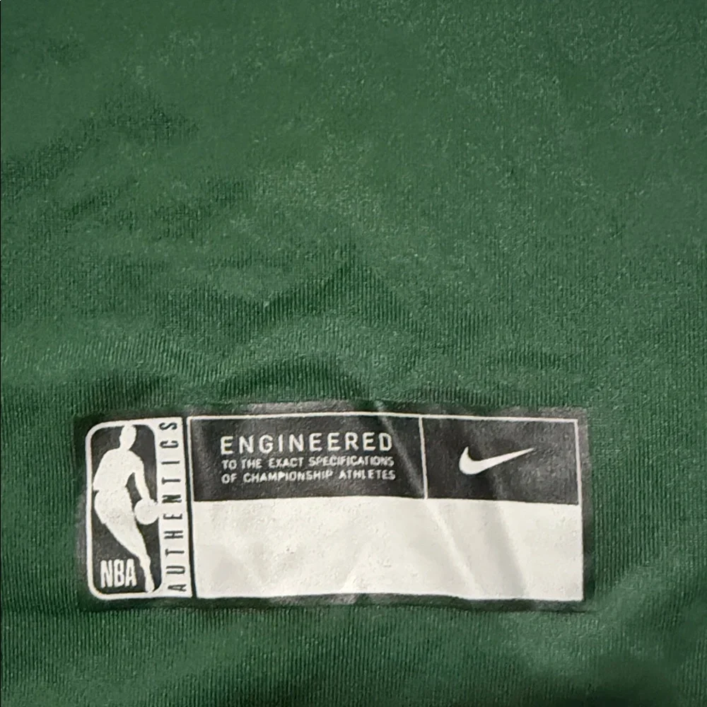 Nike Kid’s Green Milwaukee Bucks Basketball Long Sleeve Shirt Dri-Fit Size Large